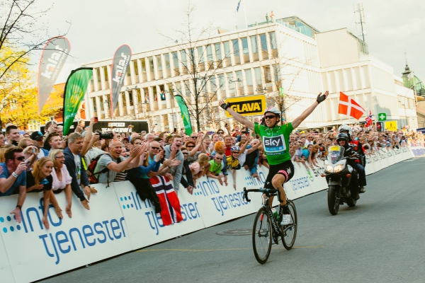 Edvald vinner en etappe i Tour of Norway hjemme i Lillehammer. God stemning